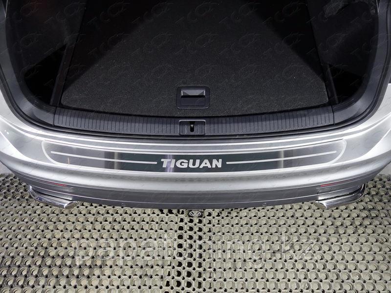 Накладка на задний бампер (лист шлифованный надписьTiguan) ТСС для Volkswagen Tiguan 2017-2021 - фото 1 - id-p108852328