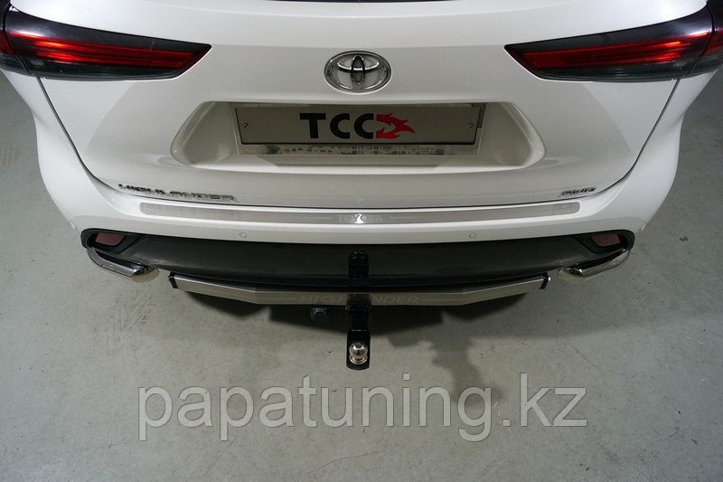 Накладка на задний бампер (лист шлифованный надписьToyota) ТСС для Toyota Highlander 2020- - фото 1 - id-p108852308