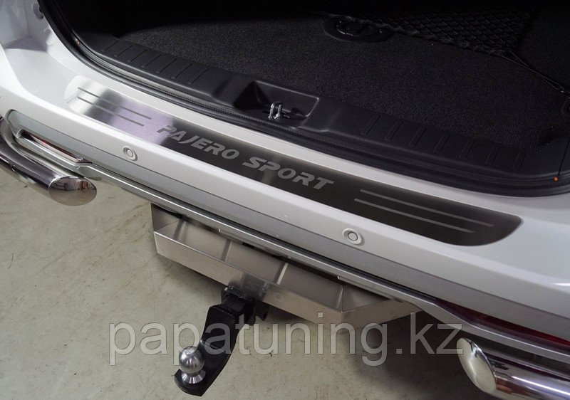 Накладка на задний бампер (лист шлифованный надпись Pajero Sport ) ТСС для Mitsubishi Pajero Sport 2021- - фото 1 - id-p108852257