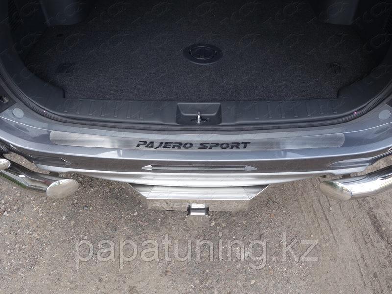Накладка на задний бампер (лист шлифованный надпись Pajero Sport) ТСС для Mitsubishi Pajero Sport 2016-2020 - фото 1 - id-p108852255