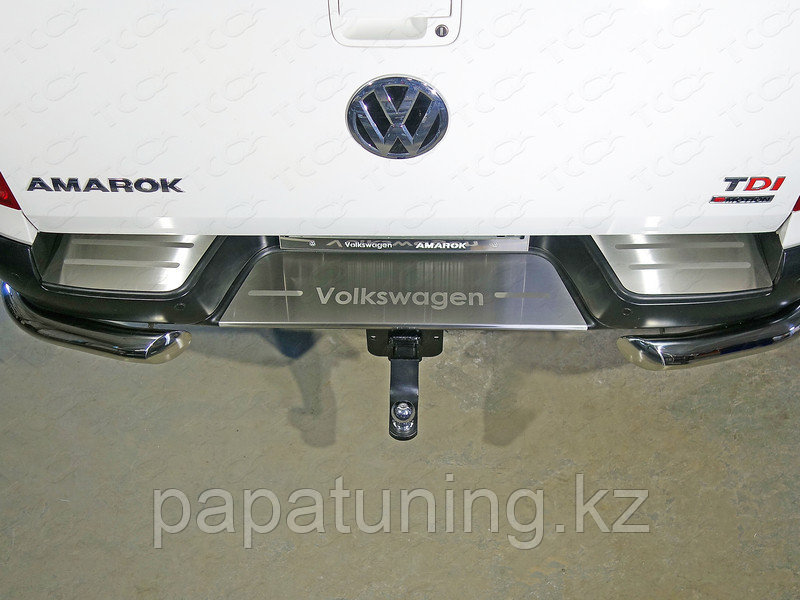 Накладки на задний бампер (лист шлифованный надпись Volkswagen) ТСС для Volkswagen Amarok 2016- - фото 1 - id-p108851887