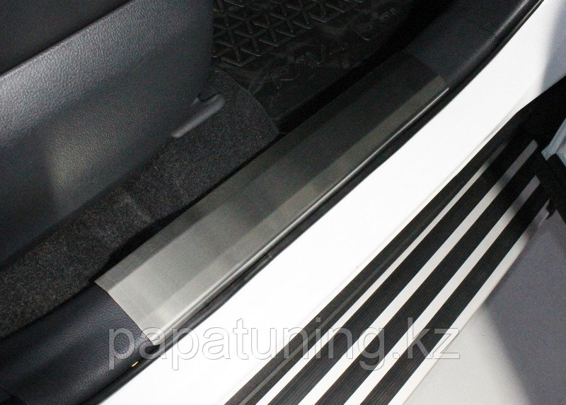 Накладки на пластиковые пороги (лист шлифованный) 4 шт ТСС для Toyota RAV4 2019- - фото 1 - id-p108851866