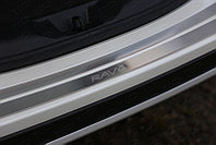 Накладки на задний бампер (лист шлифованный надпись RAV4) ТСС для Toyota RAV4 2015-2019