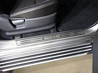 Накладки на пластиковые пороги (лист шлифованный надпись Suzuki) 2шт ТСС для Suzuki Jimny 2012-2018