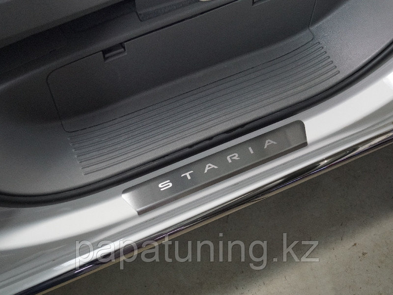 Накладки на передние пороги (лист шлифованный надпись Staria) 2шт ТСС для Hyundai Staria 2021- - фото 1 - id-p108851603