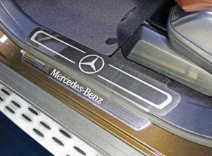 Накладки на пластиковые пороги (лист шлифованный логотип Mercedes) ТСС для Mercedes-Benz M-Class 2011-2015 - фото 1 - id-p108851727