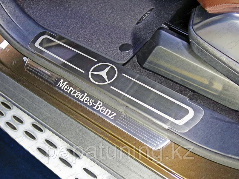 Накладки на пластиковые пороги (лист шлифованный логотип Mercedes) ТСС для Mercedes-Benz GL 2012-2015 - фото 1 - id-p108851722