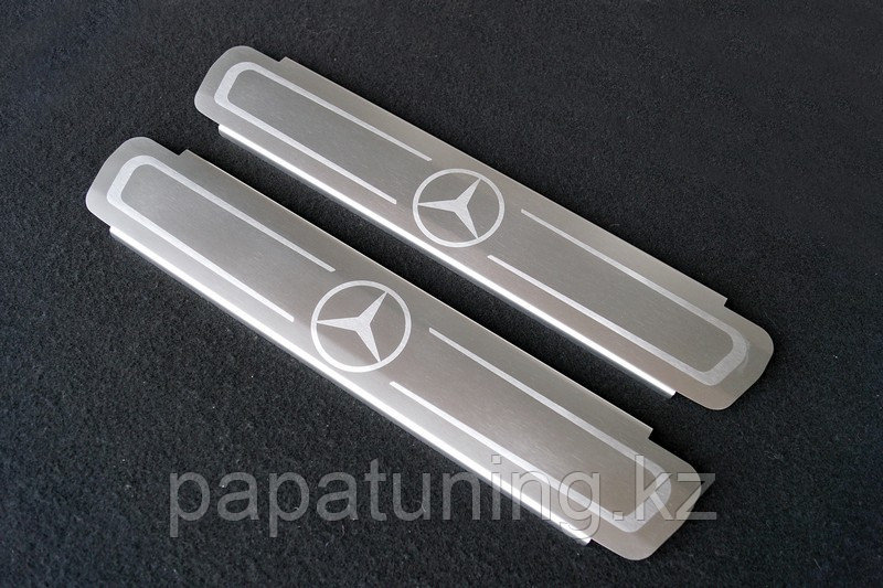 Накладки на пластиковые пороги (лист шлифованный логотип Mercedes (фон песочный)) ТСС для Mercedes-Benz GL - фото 1 - id-p108851723