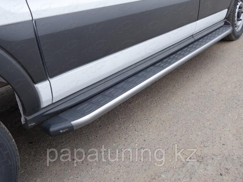 Порог алюминиевый с пластиковой накладкой (карбон серые) 2220 мм (правый) ТСС для Ford Transit FWD L2 2013-