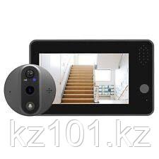 Брюнетка юбкасының астындағы суретін көрсетеді