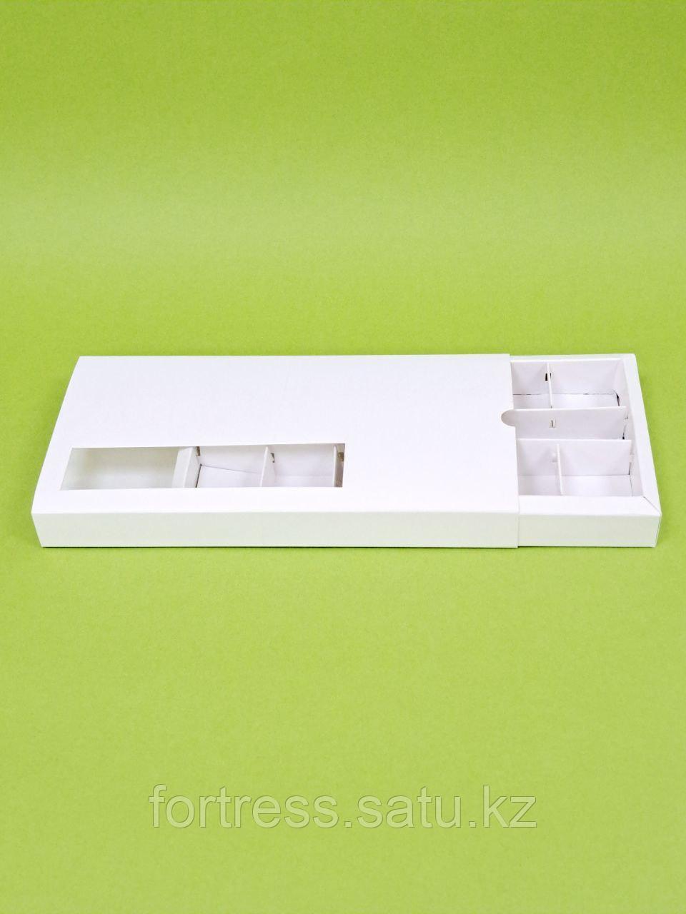 Коробка белая с конструкцией пенал с окном наружный размер 26*13*2,5внут-ний размер(24*11*2,5)раз ячейки 4*4 - фото 1 - id-p107470396
