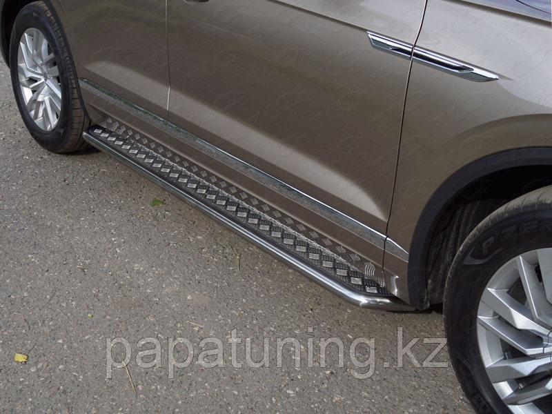 Пороги с площадкой 42,4 мм ТСС для Volkswagen Touareg 2018-, фото 1