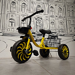 Детский трехколесный велосипед с корзинкой и регулируемым сидением по высоте. Желтый.