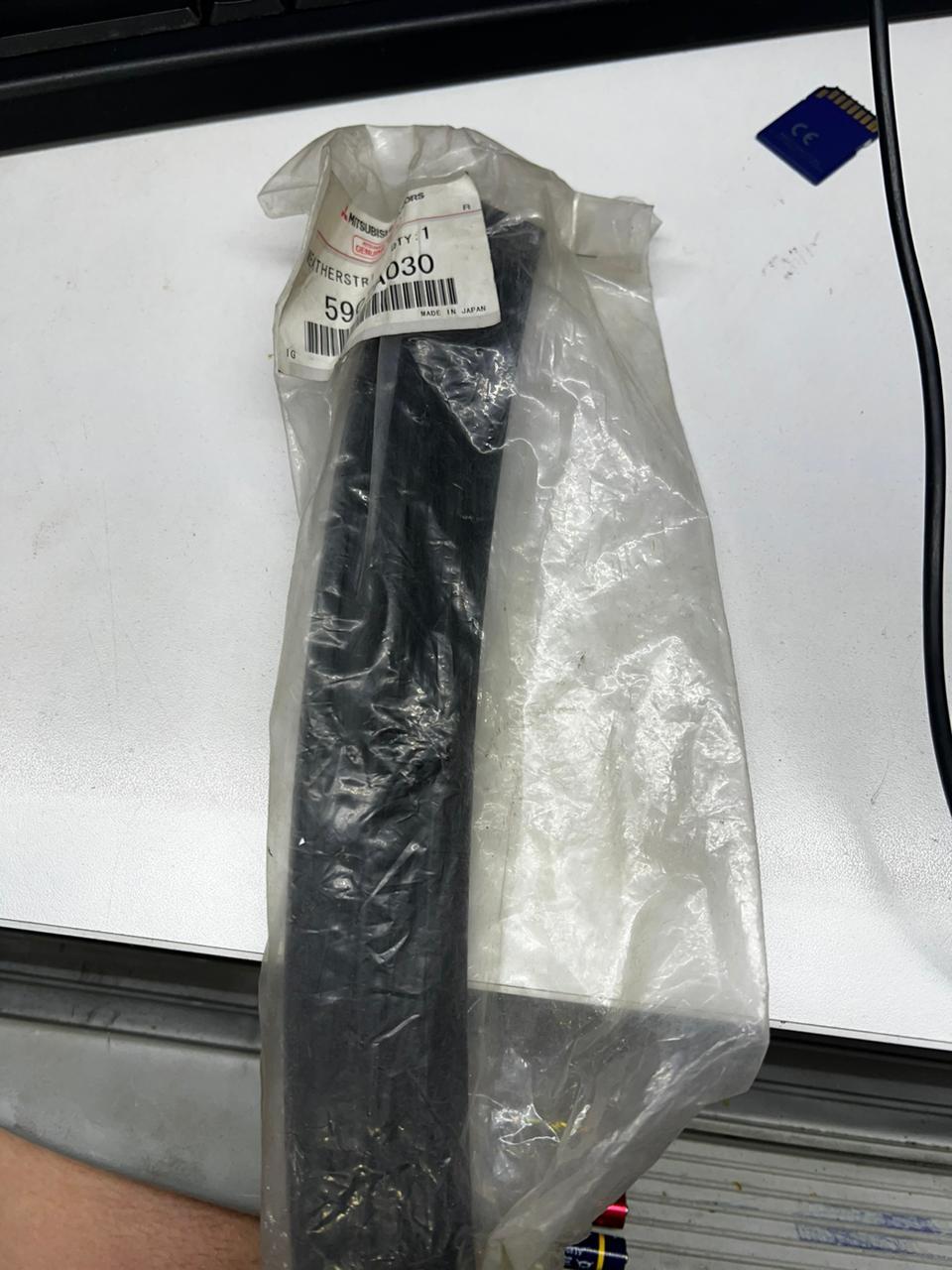 Уплотнитель Капота, Боковой 5902a030 Mitsubishi Mitsubishi 5902A030