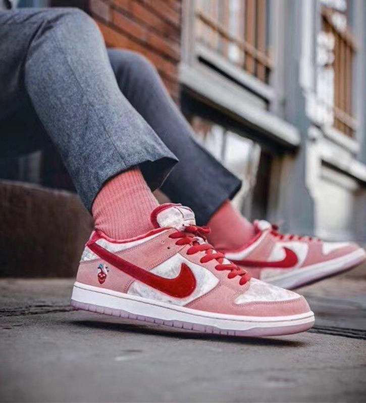 Кроссовки Nike SB Dunk Strange Love - фото 1 - id-p109282895