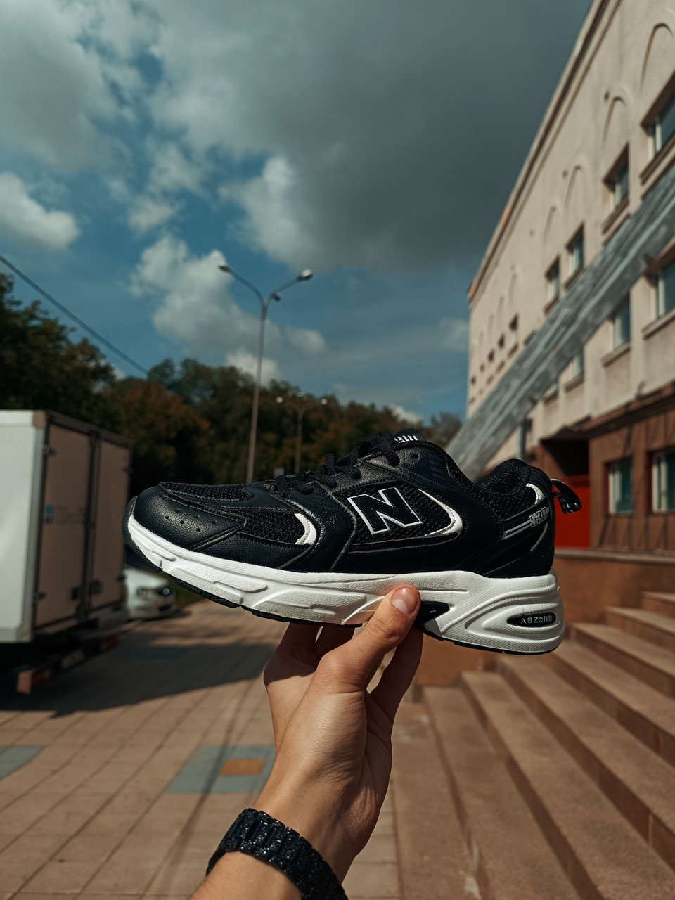 Летние, мужские кроссовки New Balance 530. Сетчатые кроссовки черного цвета. Стильная мужская обувь. Размер 43 - фото 1 - id-p109289238