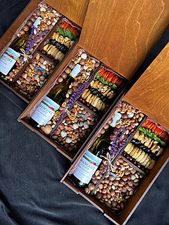 Подарочный бокс с орехами и сухофруктами