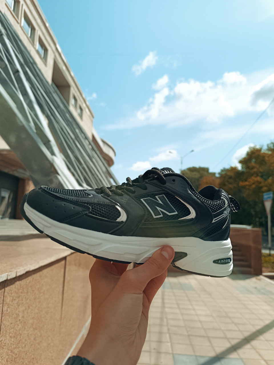 Летние, мужские кроссовки New Balance 530. Сетчатые кроссовки черного цвета. Стильная мужская обувь. Размер 45 - фото 2 - id-p109289244