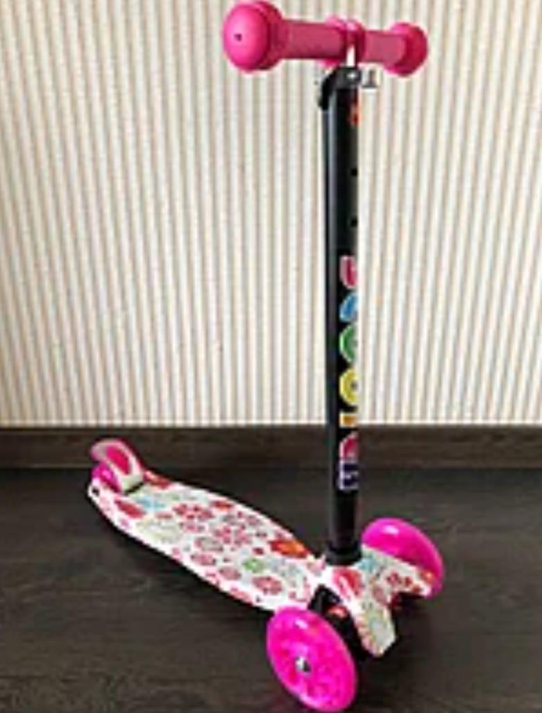 Детский самокат трехколесный, подсветкой колес с регулируемой ручкой scooter