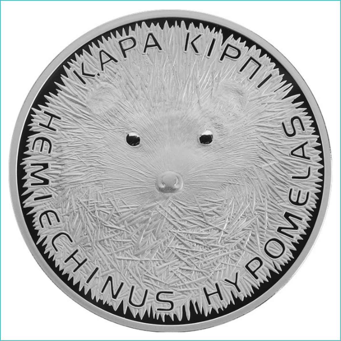 Әдемі қыз желіде күшті оргазмды сезінеді.