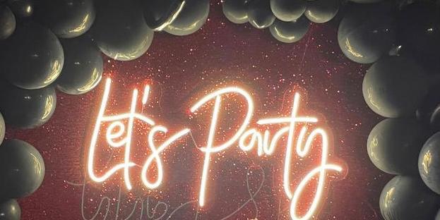 Неоновая надпись «Let’s Party» в аренду