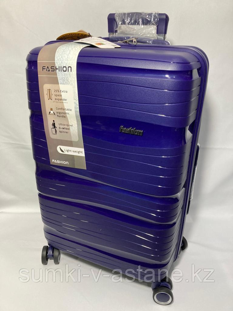 Средний пластиковый дорожный чемодан на 4-х колёсах Fashion (высота 64 см, ширина 42 см, глубина 24 см)