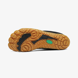 Терезеде жалаңаш адам мастурбация жасайды