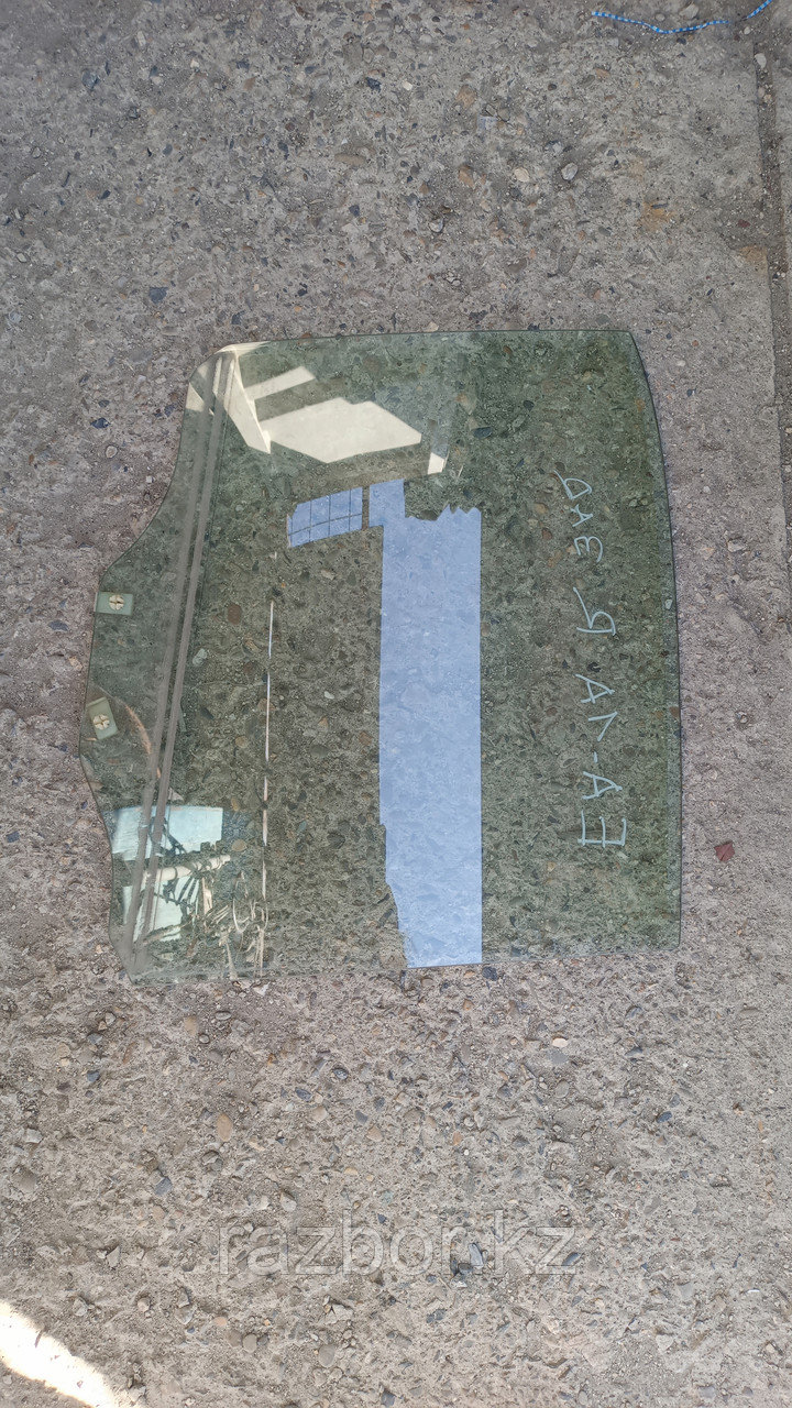 Стекло правое заднее Mitsubishi Galant (EA1A)