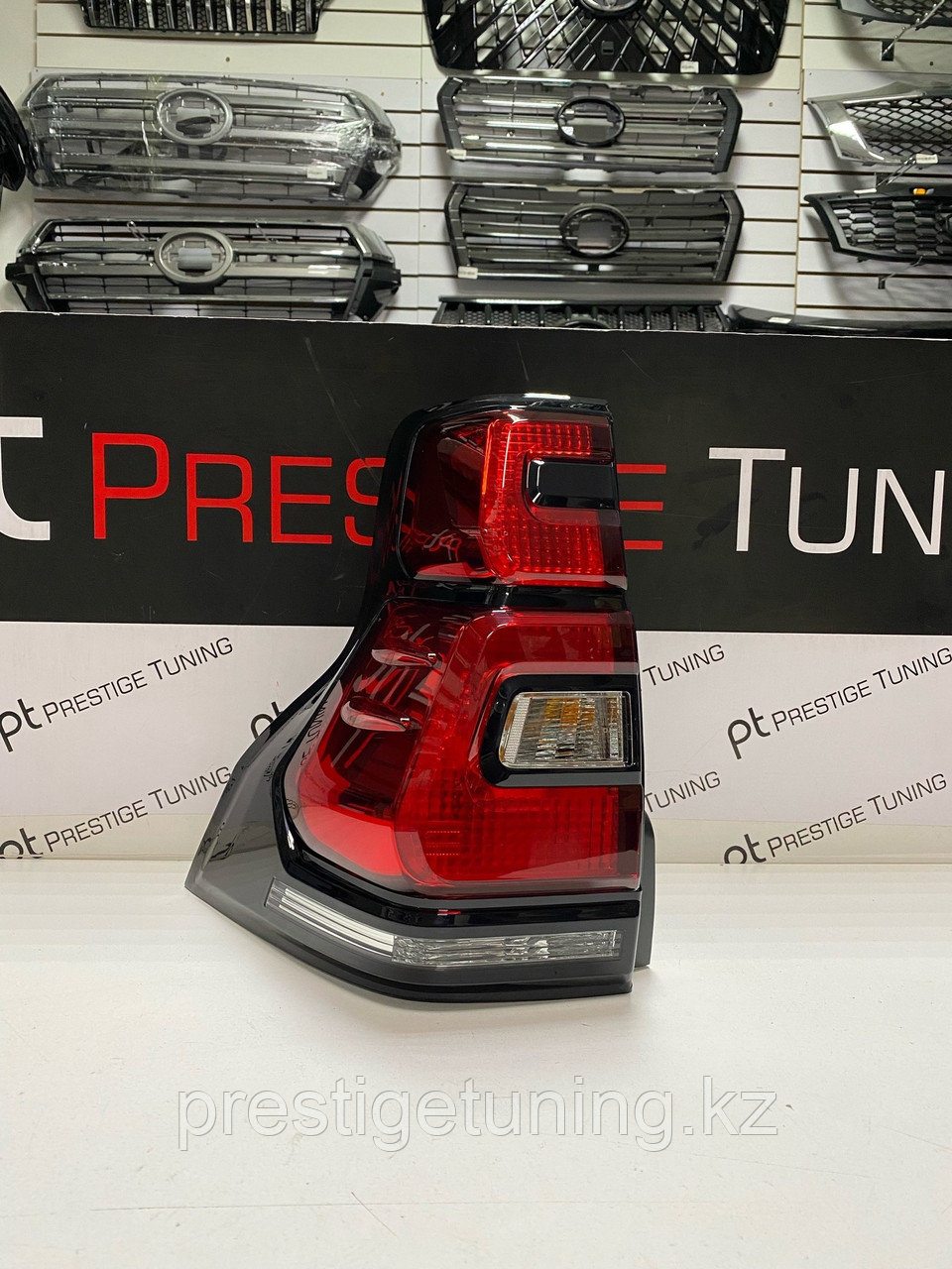 Задний фонарь левый (L) на Land Cruiser Prado 2018-23 (под оригинал)