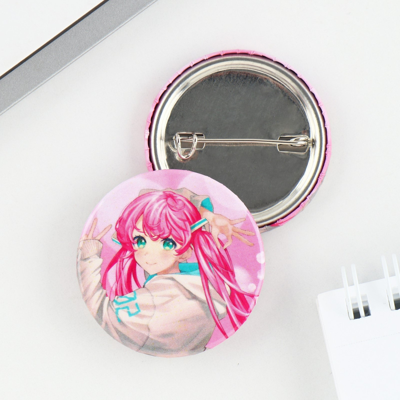 Значок закатной аниме, Девочка с розовыми волосами, d = 3.8 см - фото 1 - id-p110191585