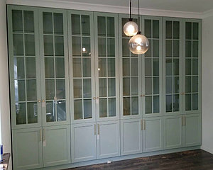 Книжный шкаф со стеклянными дверцами