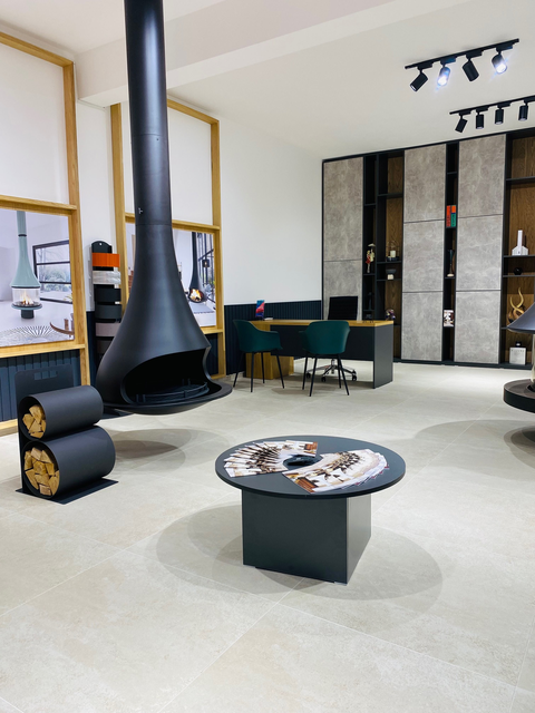 Камин жанындағы үшеу