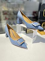 Стильные женские туфли "Djovannia" на устойчивом каблуке голубого цвета купить в интернет магазине.
