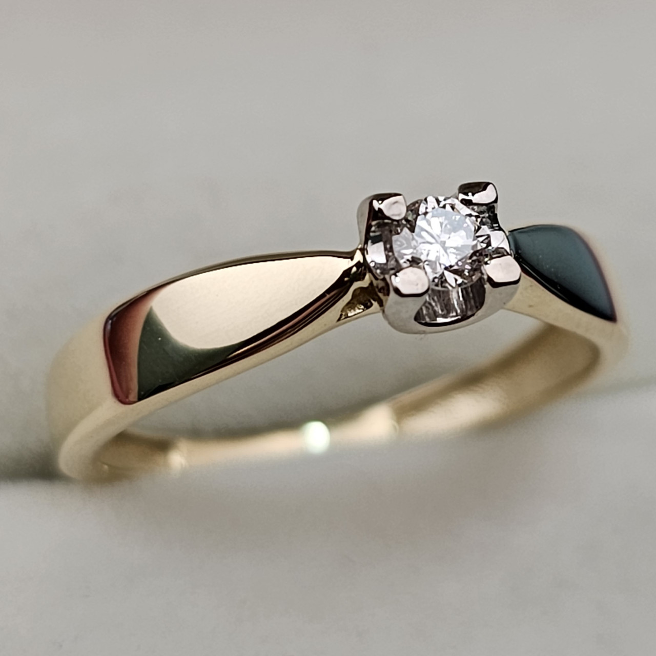 Золотое кольцо с бриллиантами 0.1Сt SI2/J VG- Cut 16.5р