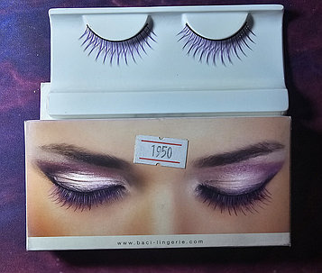 Жалған кірпіктер күлгін, желімсіз.