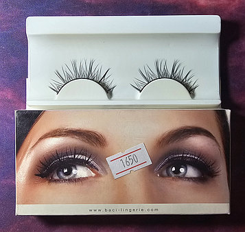 Жалған кірпіктер ұзын, желімсіз.