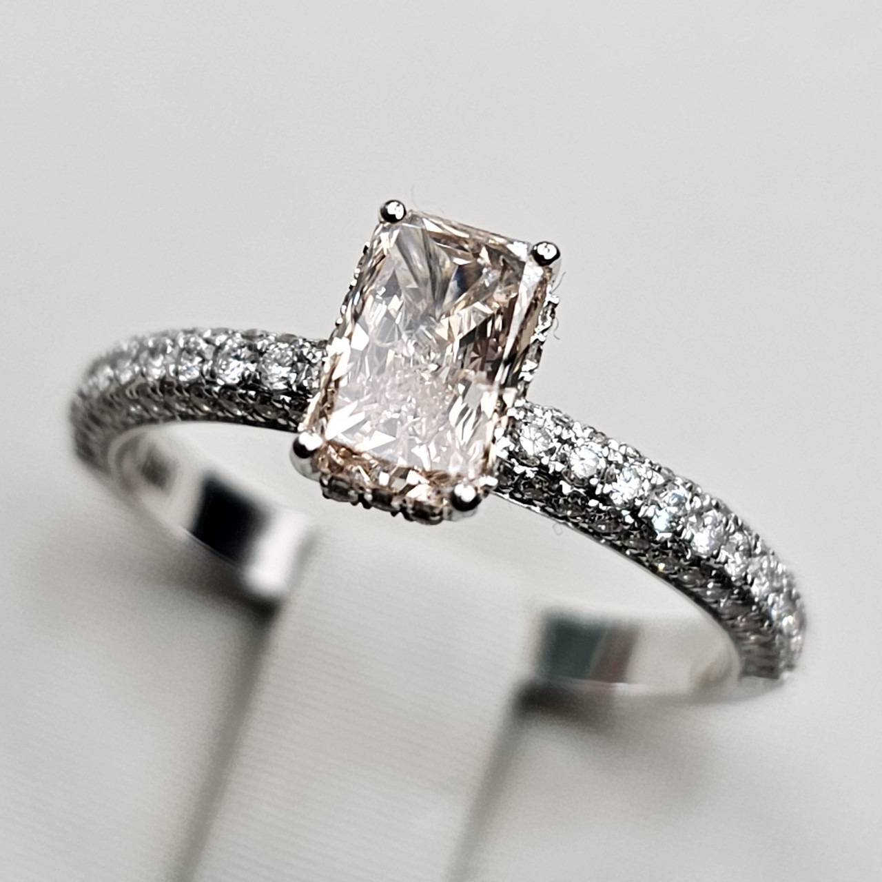 Золотое кольцо с бриллиантами 0.70Сt SI2/Pink огранка "Радиант" 0,51Сt VS2/H, 17.5 размер - фото 1 - id-p110528594