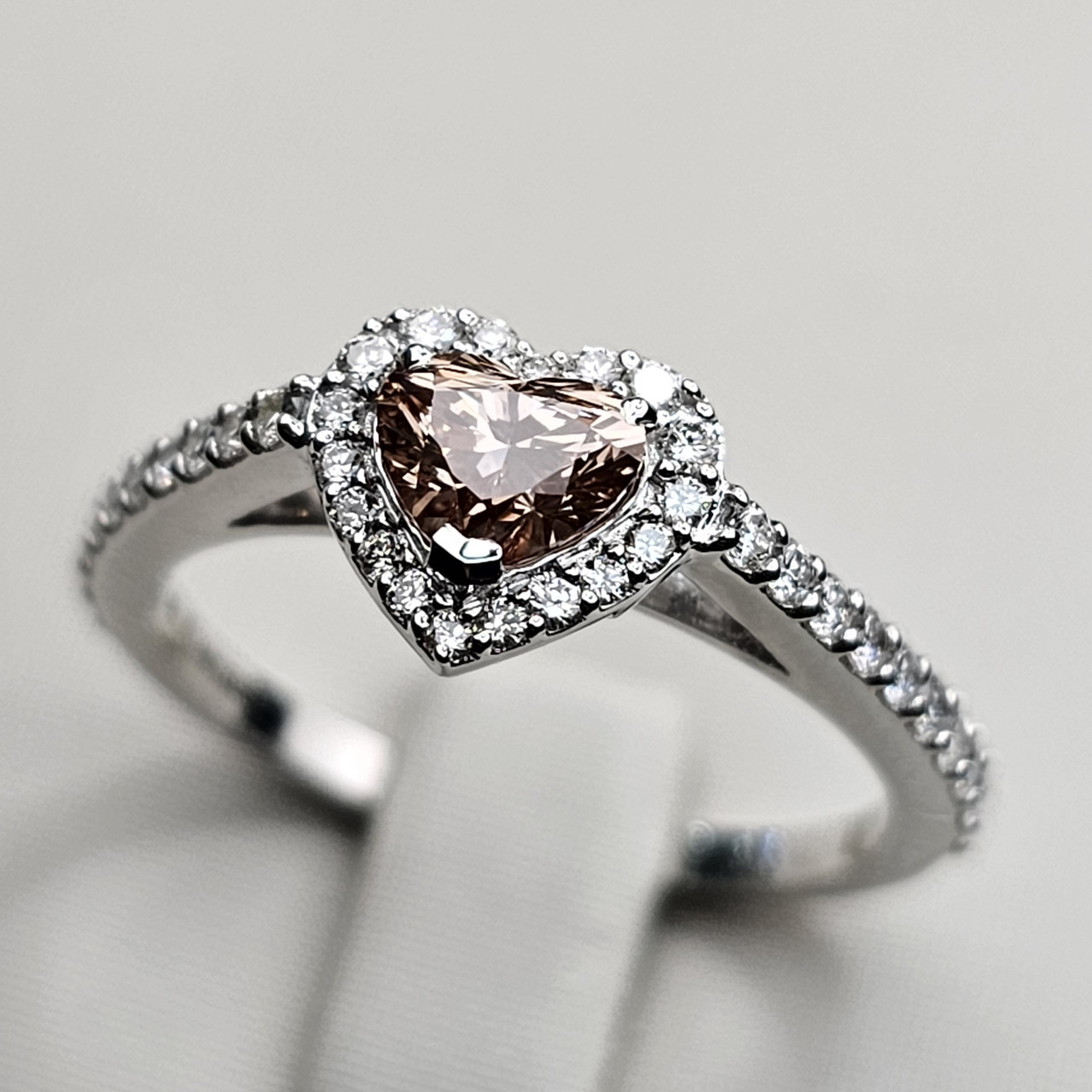 Золотое кольцо с бриллиантами 0.50Сt огранка "Сердце" SI1/Pink/ 0,40Сt VS2/H, 17.5 размер