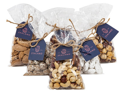 Ол бөкселерінің арасына шығыңқы құрылғымен грустая сұлуды трахает Петрасинска Моника порно