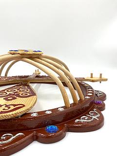 Ол қалыңдықтың етегінің астына шықты