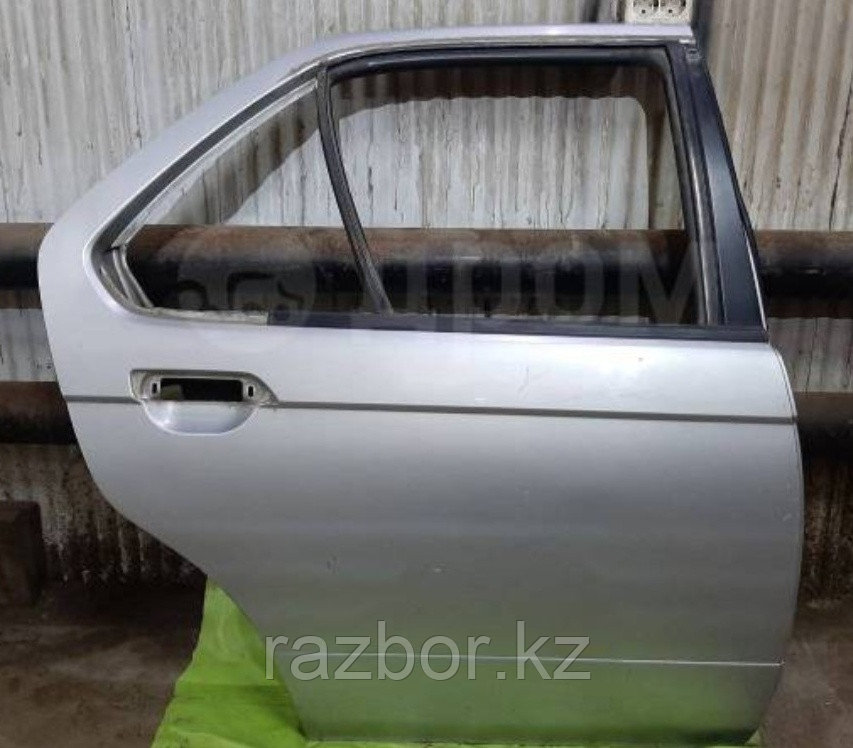 Дверь голая правая задняя Nissan Bluebird.