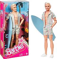 Кукла Кен из фильма Барби в пастельных розовых и зеленых полосках, пляжный комплект в тон, с доской для серфин