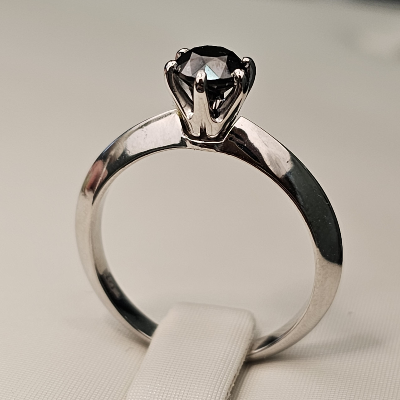 Золотое кольцо с черным бриллиантом 0.73Ct  VG-Cut 17 размер
