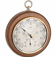Барометр в деревянной оправе