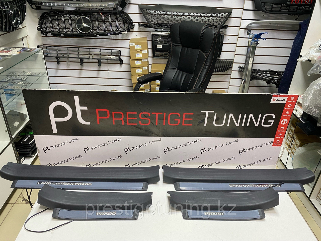 Накладки на внутренние пороги с подсведкой на Land Cruiser Prado 150 2010-17