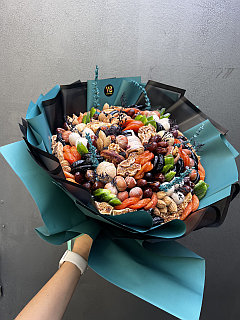 Мужской букет из сухофруктов и орехов