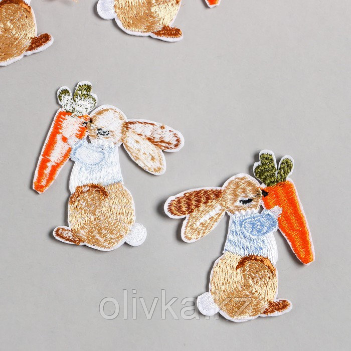 Декор для творчества текстиль вышивка "Кролик с морковкой" 6х5,2 см - фото 1 - id-p110939438
