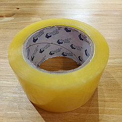 Широкий скотч канцелярский и упаковочный - липкая лента. Размер 80 мм - толщина. Длина (намотка) 100 м.