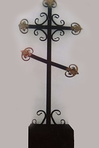 Кресты на кладбище металлические