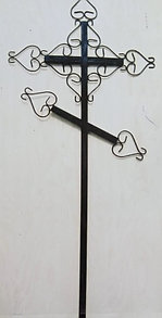 Крест на кладбище из металла